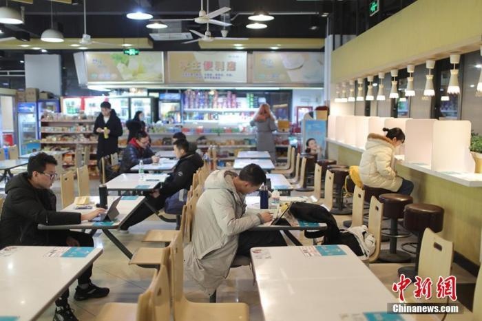 資料圖：考研學(xué)生在食堂內(nèi)復(fù)習(xí)。 泱波 攝