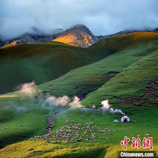 圖為作品《晨光炊煙》?！〗股?攝