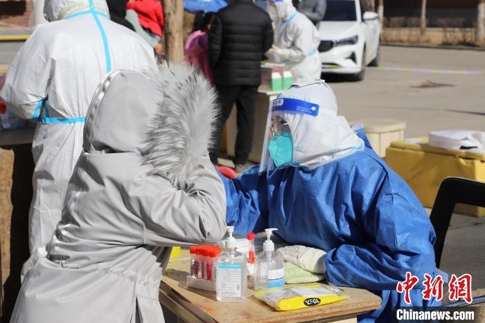 呼和浩特市民做核酸?！埩只?攝