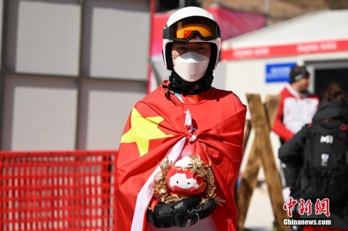 3月6日，中國選手梁景怡在賽后手捧吉祥物。當日，北京2022年冬殘奧會殘奧高山滑雪男子超級大回轉(zhuǎn)-站姿決賽在國家高山滑雪中心舉行，中國選手梁景怡奪得冠軍。 <a target='_blank' href='/'>中新社</a>記者 劉冉陽 攝 　