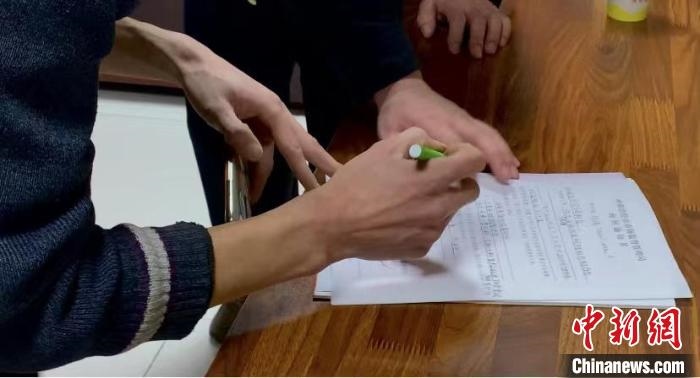 圖為現(xiàn)場(chǎng)下達(dá)詢問(wèn)通知書。　李婷婷 攝