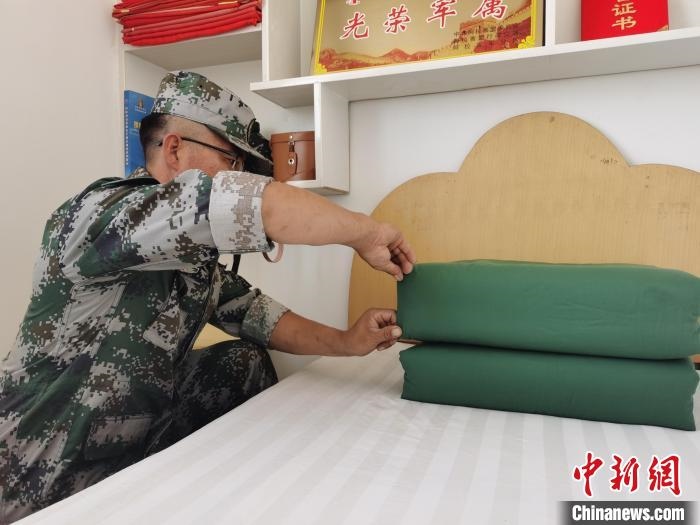 圖為謝寶民以軍人標(biāo)準(zhǔn)要求自己?！∈茉L者供圖