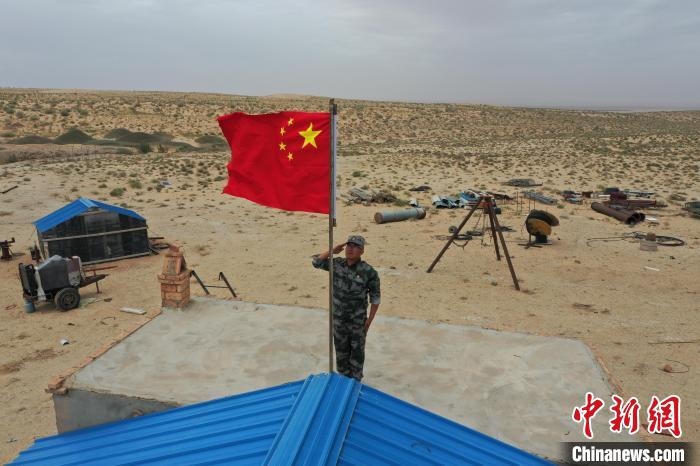 圖為每天升旗是謝寶民的必修課。　受訪者供圖