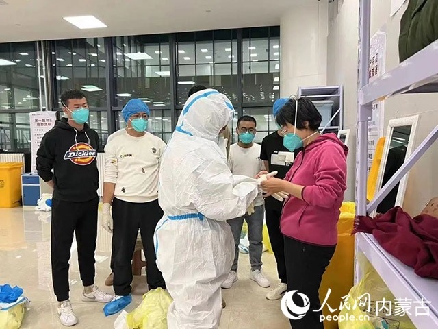 醫(yī)護(hù)人員正在方艙醫(yī)院工作。呼和浩特市第一醫(yī)院供圖