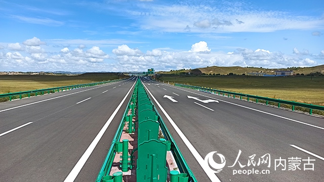 G1611經(jīng)棚至烏蘭布統(tǒng)高速公路項(xiàng)目。人民網(wǎng)記者 趙夢月攝
