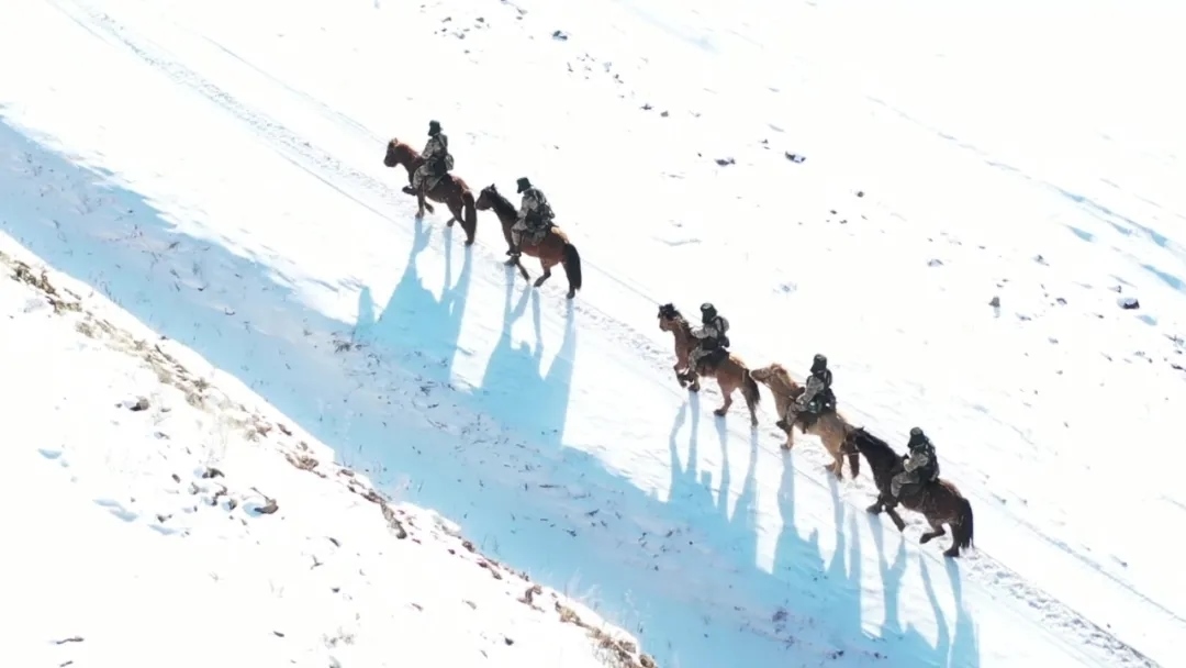 迎著朝陽(yáng)在邊防線上巡邏的執(zhí)勤官兵。賴志強(qiáng) 攝.webp.jpg