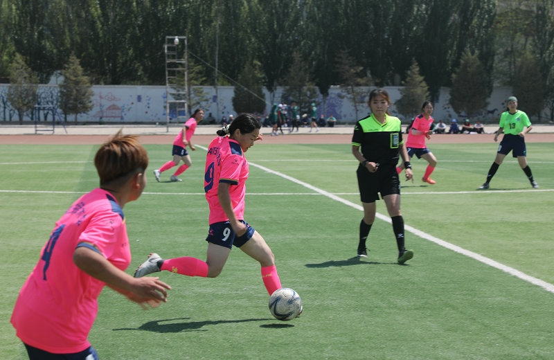 3.大學生足球聯(lián)賽本科組比賽現(xiàn)場，內蒙古民族大學（粉色）對陣呼和浩特民族學院.JPG