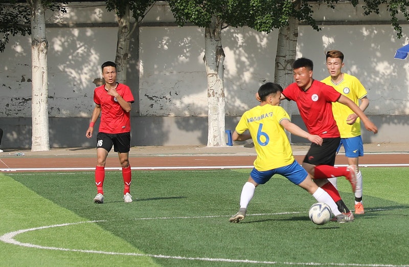 2.大學生足球聯(lián)賽本科組比賽現(xiàn)場，內蒙古工業(yè)大學（紅色）對陣內蒙古醫(yī)科大學.jpg