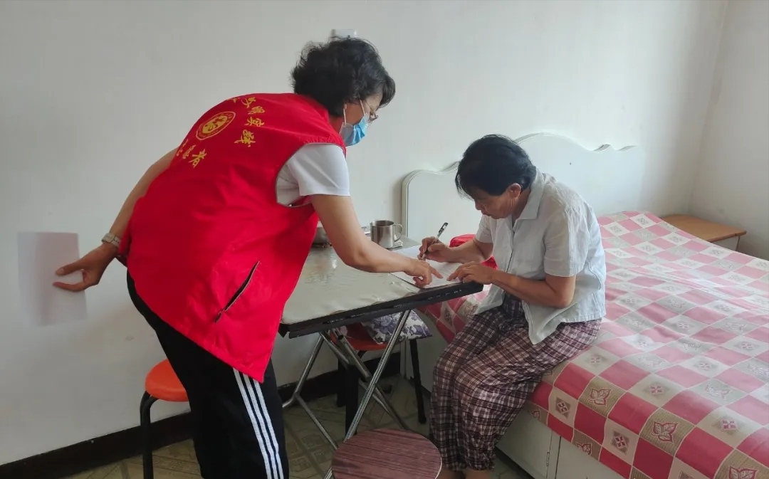 區(qū)委組織部黨員深入居民家中了解創(chuàng)建文明城市工作滿意度.jpg