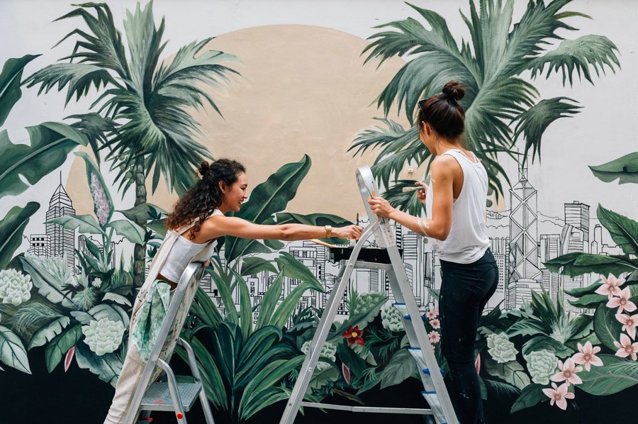 05. 藝術(shù)家梅慧欣、連佩汶與她們創(chuàng)作的壁畫作品.jpg