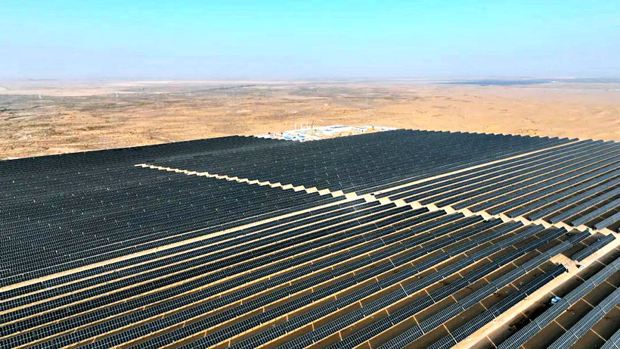 磴口縣10萬千瓦光伏＋沙產業(yè)生態(tài)協(xié)同發(fā)展項目實現全容量并網發(fā)電.jpg