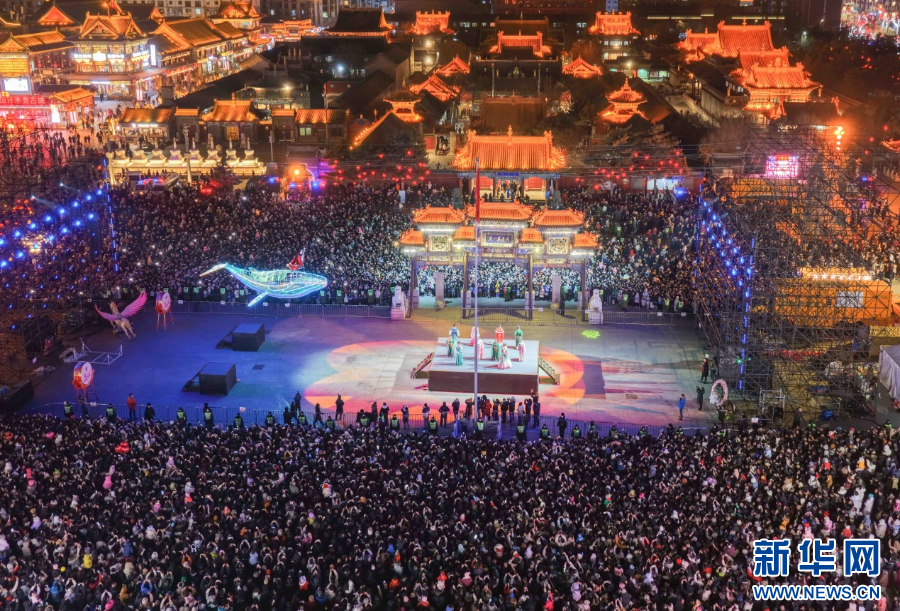 2025年12月31日晚，呼和浩特市玉泉區(qū)塞上老街旅游休閑街區(qū)跨年夜活動現(xiàn)場游人如織。新華網(wǎng)發(fā)（丁根厚 攝）.jpg