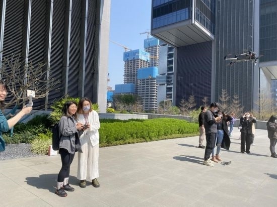 記者在體驗(yàn)無人機(jī)飛行