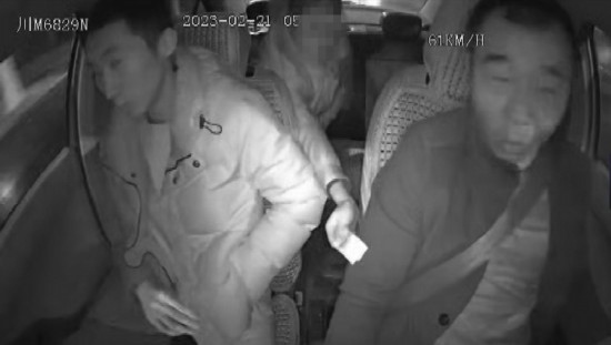 凌晨女子打車到江邊，并掏出百元大鈔給司機(jī)稱不用找了。資陽公安供圖