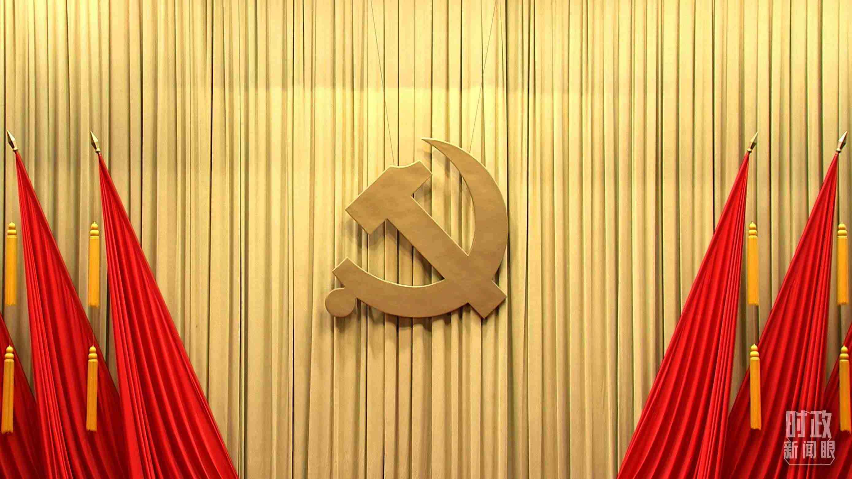 △會(huì)場(chǎng)上莊嚴(yán)的黨徽。（總臺(tái)央視記者郭鴻拍攝）