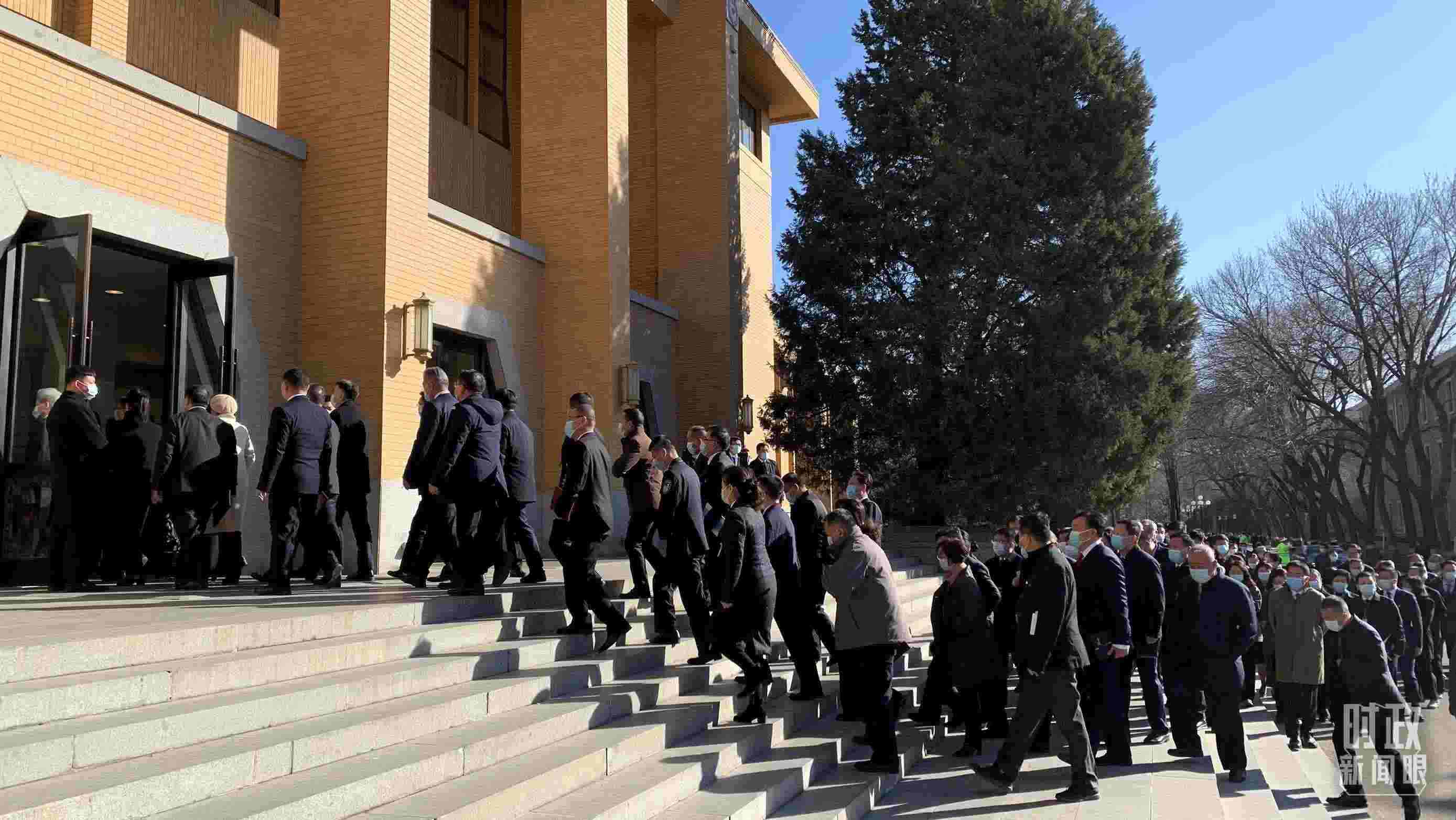 △參加這次慶祝大會(huì)暨開(kāi)學(xué)典禮的與會(huì)人員正在步入會(huì)場(chǎng)。（總臺(tái)央視記者段德文拍攝）