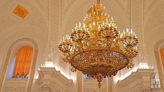 △喬治大廳內(nèi)燈光璀璨。（總臺(tái)國廣記者李晉拍攝）