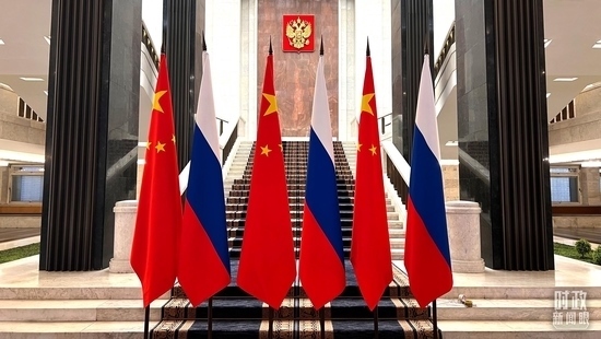 △習(xí)主席在這里同米舒斯京總理握手合影。（總臺(tái)央視記者程鋮拍攝）