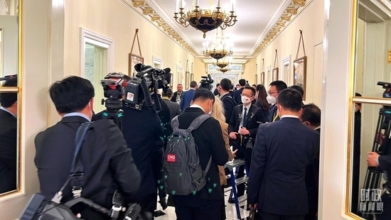  △等待進(jìn)入會(huì)場的新聞?dòng)浾邤D滿走廊。（總臺(tái)央視記者程鋮拍攝）