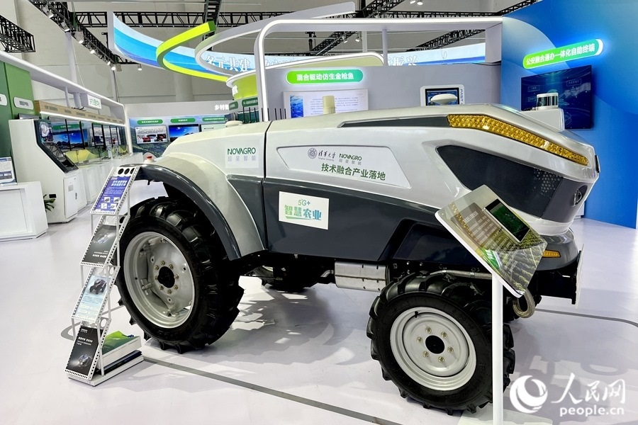 通過手機，就能指揮新能源無人駕駛拖拉機在田里作業(yè)。人民網(wǎng) 錢嘉禾攝