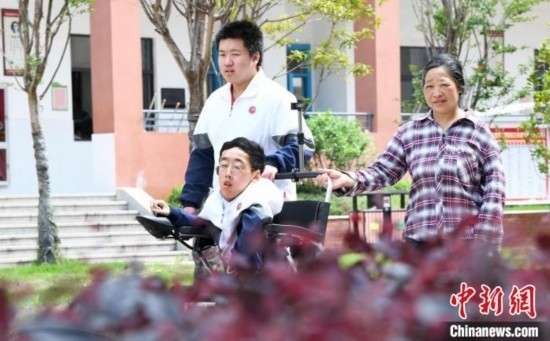 碰上天氣好，朱金祥就會利用休息時間，和鐘華強(qiáng)母親將其推出來賞賞花，曬曬太陽，呼吸一下外面的新鮮空氣。 卓忠偉 攝