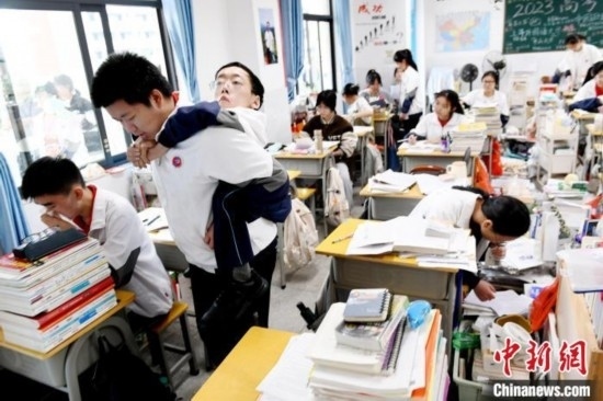 遇到鐘華強(qiáng)課堂上內(nèi)急，江西省南康中學(xué)北校區(qū)的高三學(xué)生朱金祥便會及時背著他前往衛(wèi)生間。 卓忠偉 攝