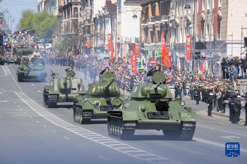 5月9日，在俄羅斯符拉迪沃斯托克市，坦克編隊參加閱兵式。新華社發(fā)（郭飛洲攝）