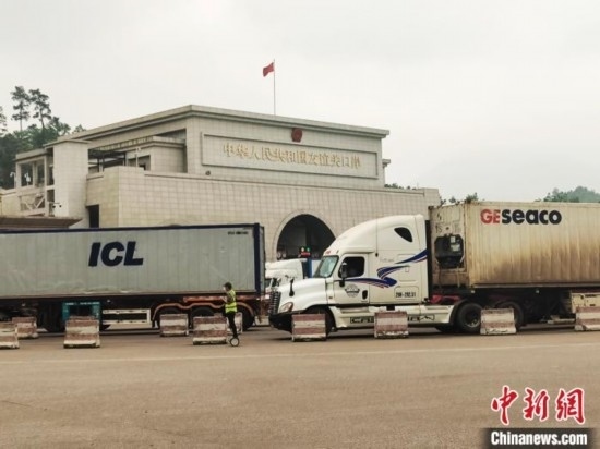近日，位于中越邊境廣西憑祥市的友誼關(guān)口岸車水馬龍，裝載著東盟水果的跨境車輛來往不斷。黃艷梅 攝