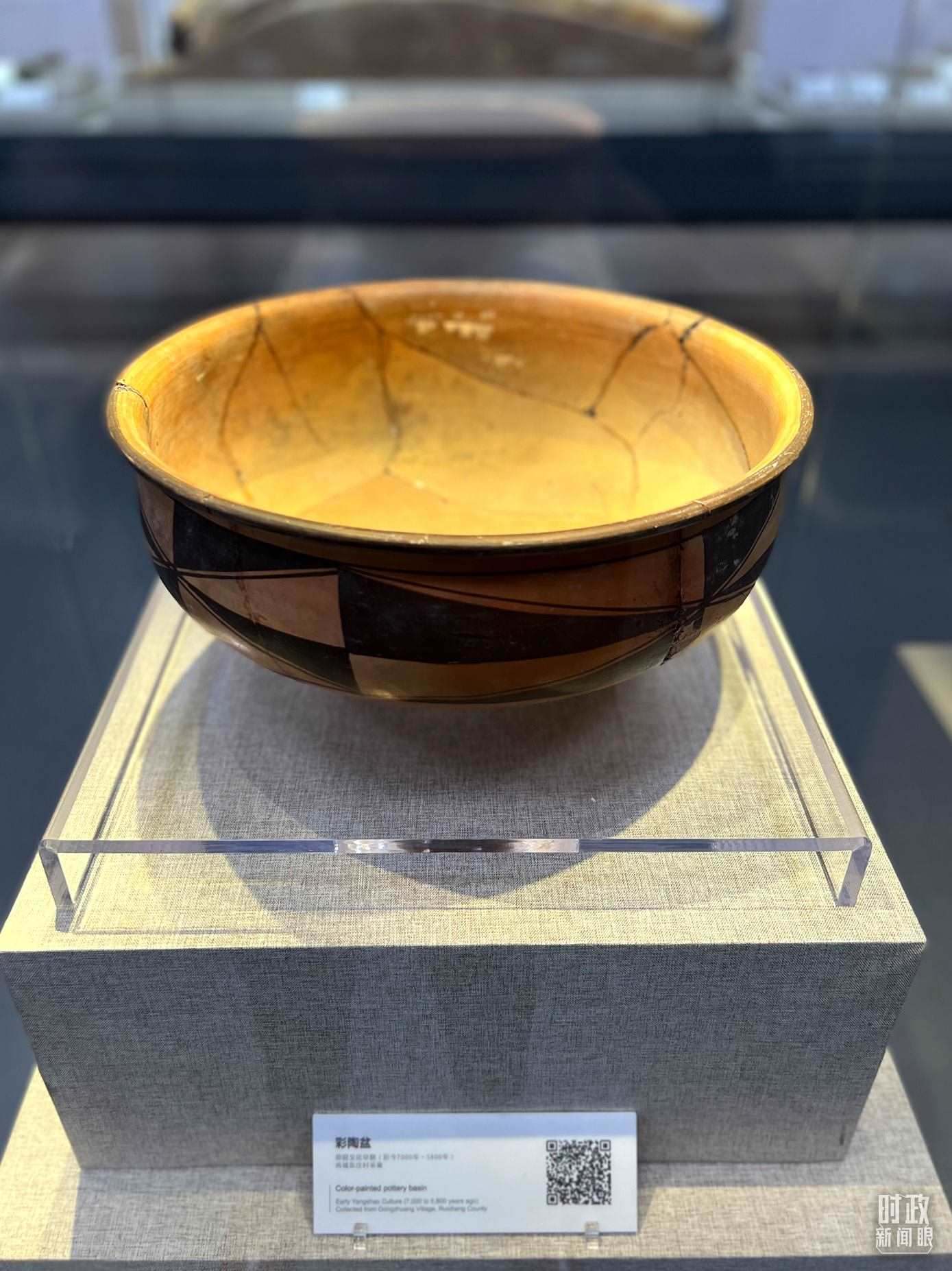 △運城博物館內(nèi)展出的仰韶文化早期的彩陶盆。（總臺央視記者邢彬拍攝）
