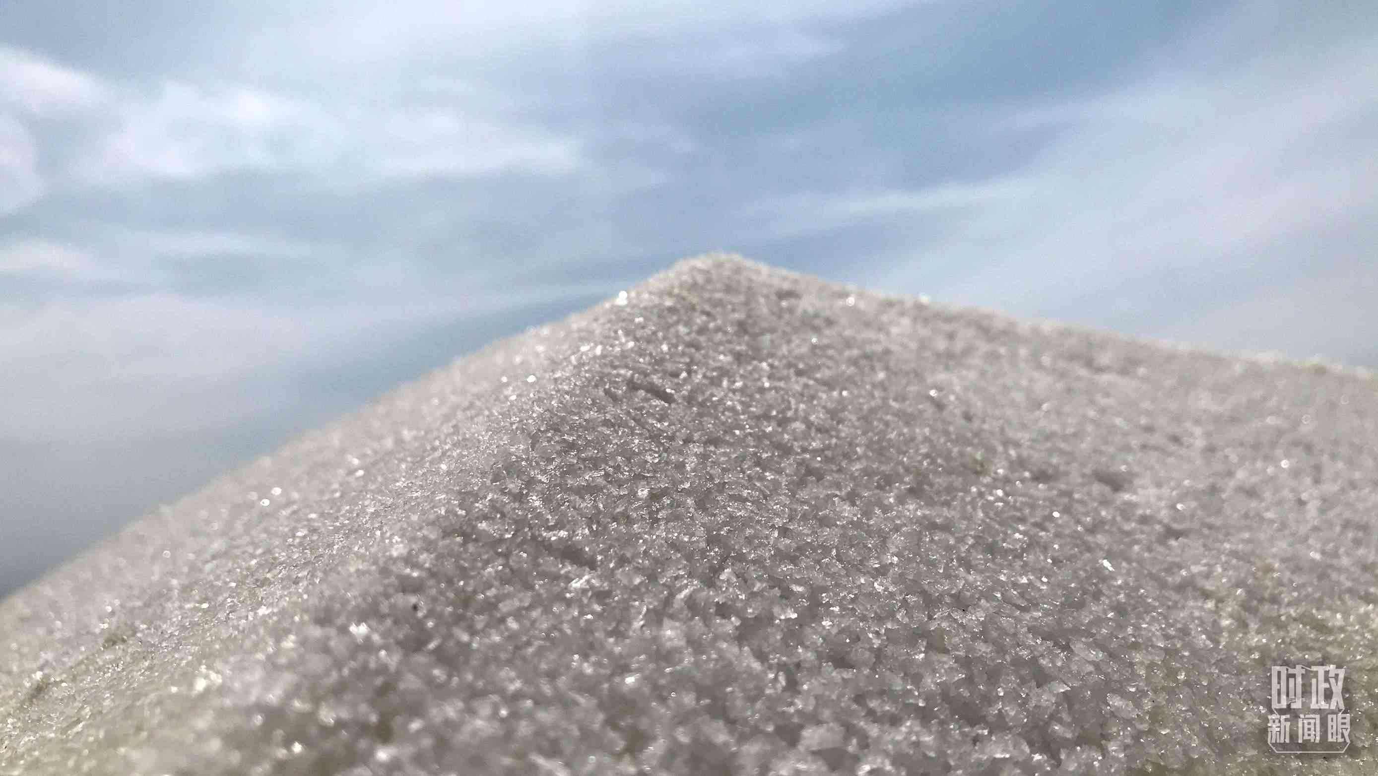 △鹽湖出產(chǎn)的河?xùn)|大鹽。（總臺央視記者石偉明拍攝）