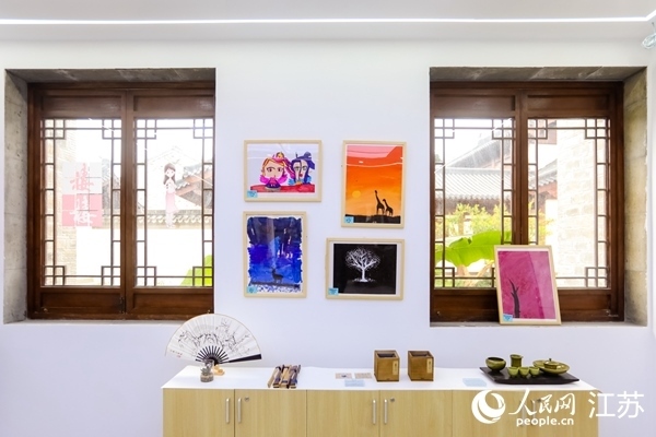 “棲棲小店”的文創(chuàng)產(chǎn)品展示廳。人民網(wǎng)記者 馬曉波攝