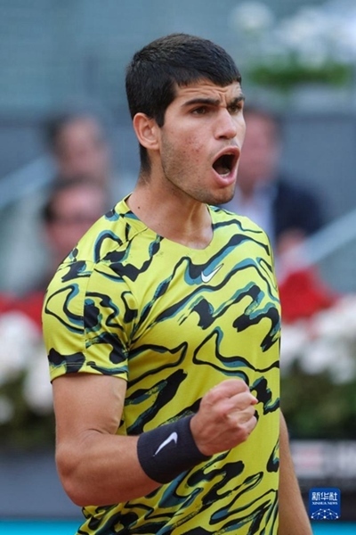 5月7日，阿爾卡拉斯在比賽中慶祝得分。當日，在西班牙馬德里網(wǎng)球公開賽男單決賽中，西班牙選手阿爾卡拉斯以2比1戰(zhàn)勝德國選手施特魯夫，奪得冠軍。新華社記者 孟鼎博 攝