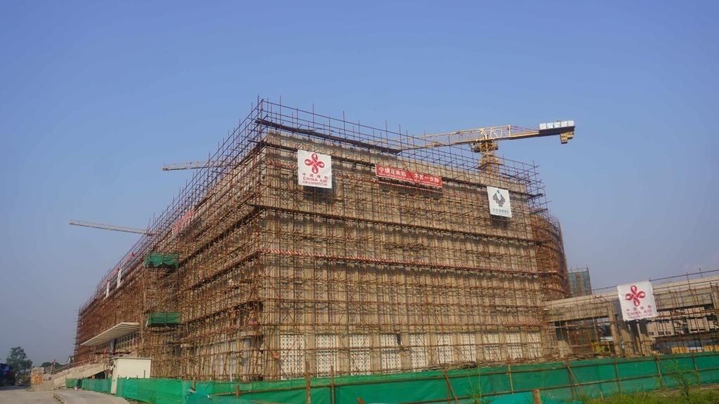 這是2023年5月23日在剛果（金）首都金沙薩拍攝的由中國援建的中部非洲文化藝術中心項目施工現(xiàn)場。