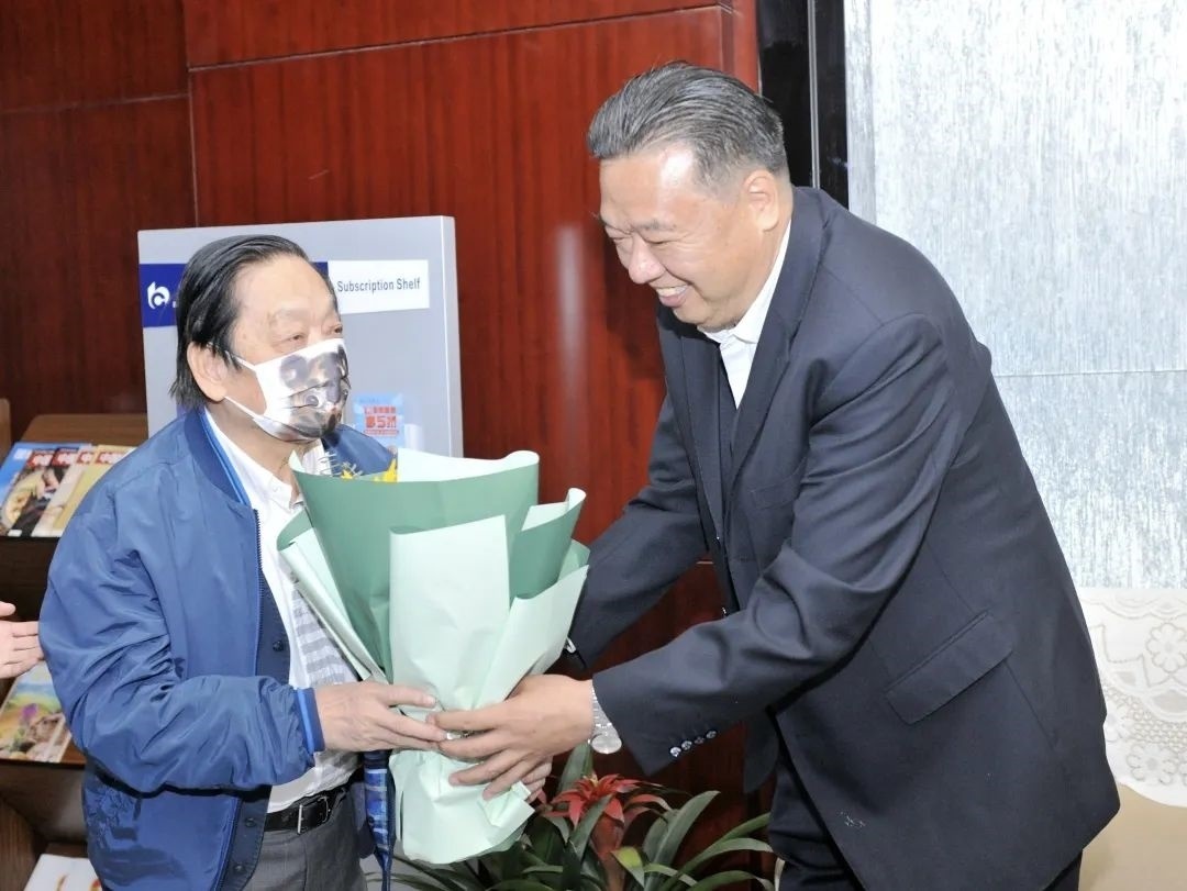 ▲青海省政協(xié)副主席、青海省林草局黨組書記、局長、祁連山國家公園青海省管理局局長李曉南在機場迎接韓美林