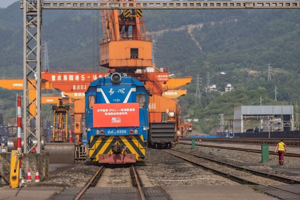 這是2023年4月27日，太平船務——西部陸海新通道江鐵海聯(lián)運非洲專列在重慶果園港魚嘴站等待發(fā)車。