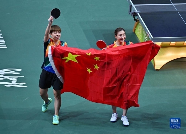 5月27日，陳夢（右）/王藝迪慶祝勝利。當日，在南非德班進行的2023年世界乒乓球錦標賽女子雙打決賽中，中國選手陳夢/王藝迪以3比0戰(zhàn)勝韓國選手田志希/申裕斌，奪得冠軍。新華社記者 陶希夷攝