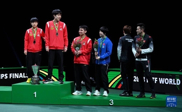 5月26日，冠軍中國組合王楚欽（左二）/孫穎莎（左一）與季軍中國組合林詩棟（左三）/蒯曼（左四）、中國香港組合黃鎮(zhèn)廷（右一）/杜凱琹在頒獎儀式后交流。新華社記者 陶希夷攝