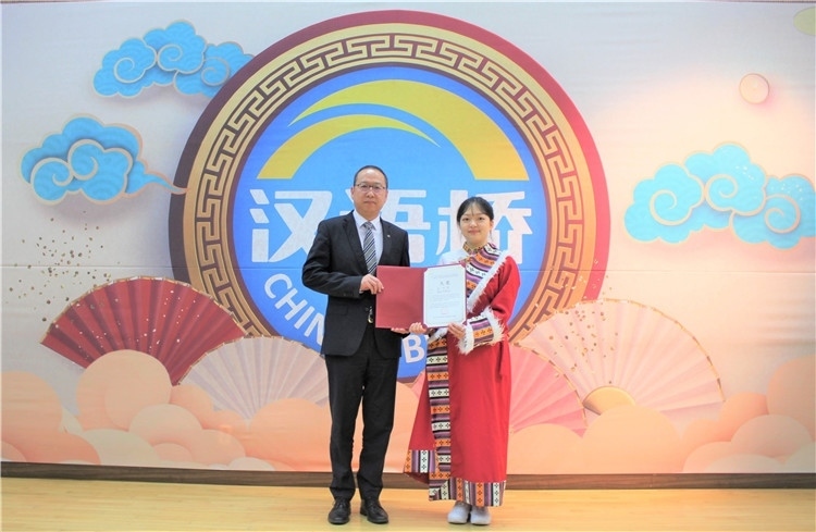 中國銀行首爾分行行長周建軍為大學(xué)生組冠軍頒獎并頒發(fā)就業(yè)證書。首爾孔子學(xué)院供圖