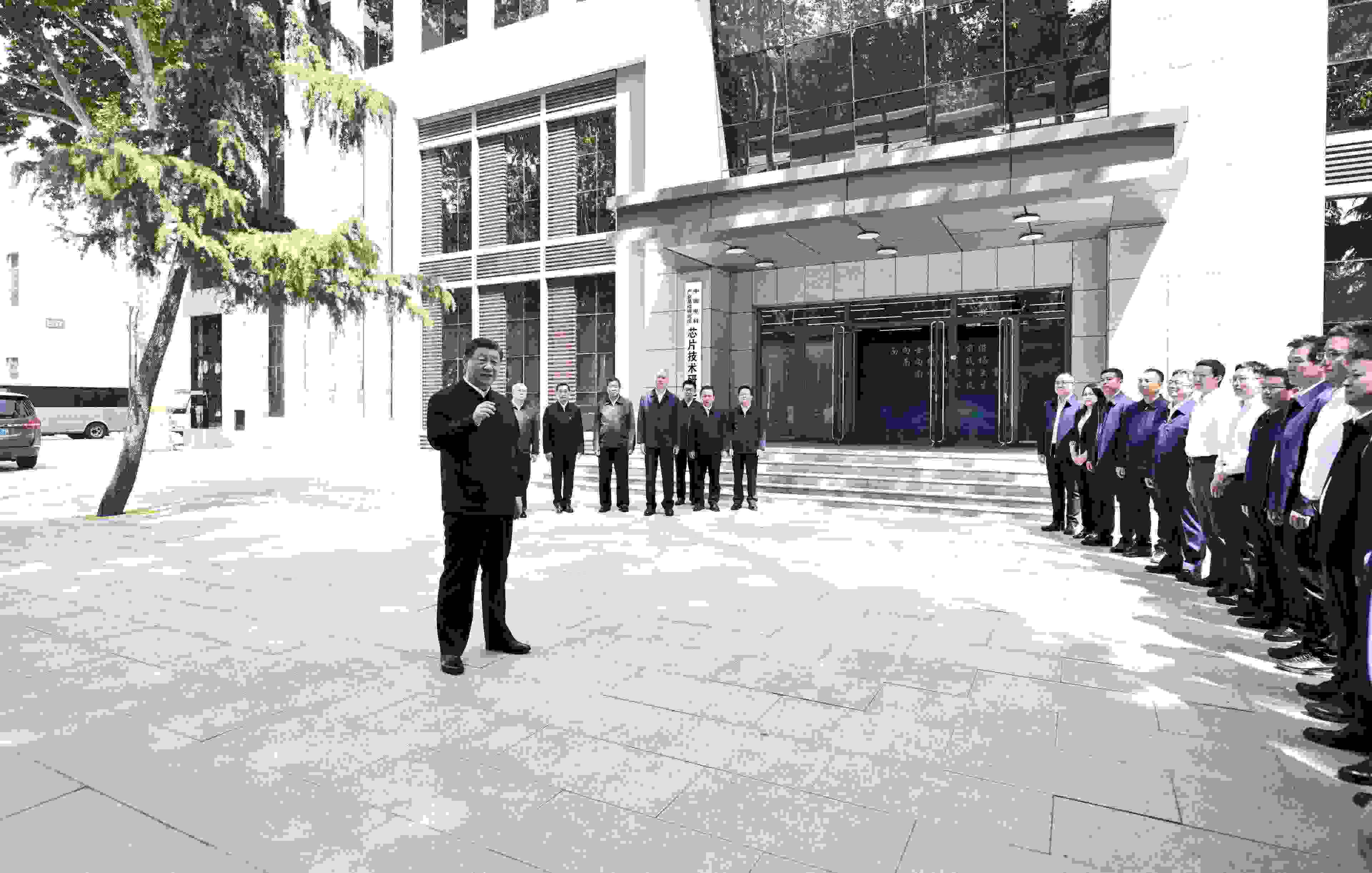 △2023年5月12日，習近平總書記在中國電科產業(yè)基礎研究院同科技工作者交流。