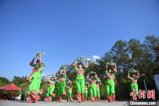 市民在跳廣場舞。 唐小晴 攝