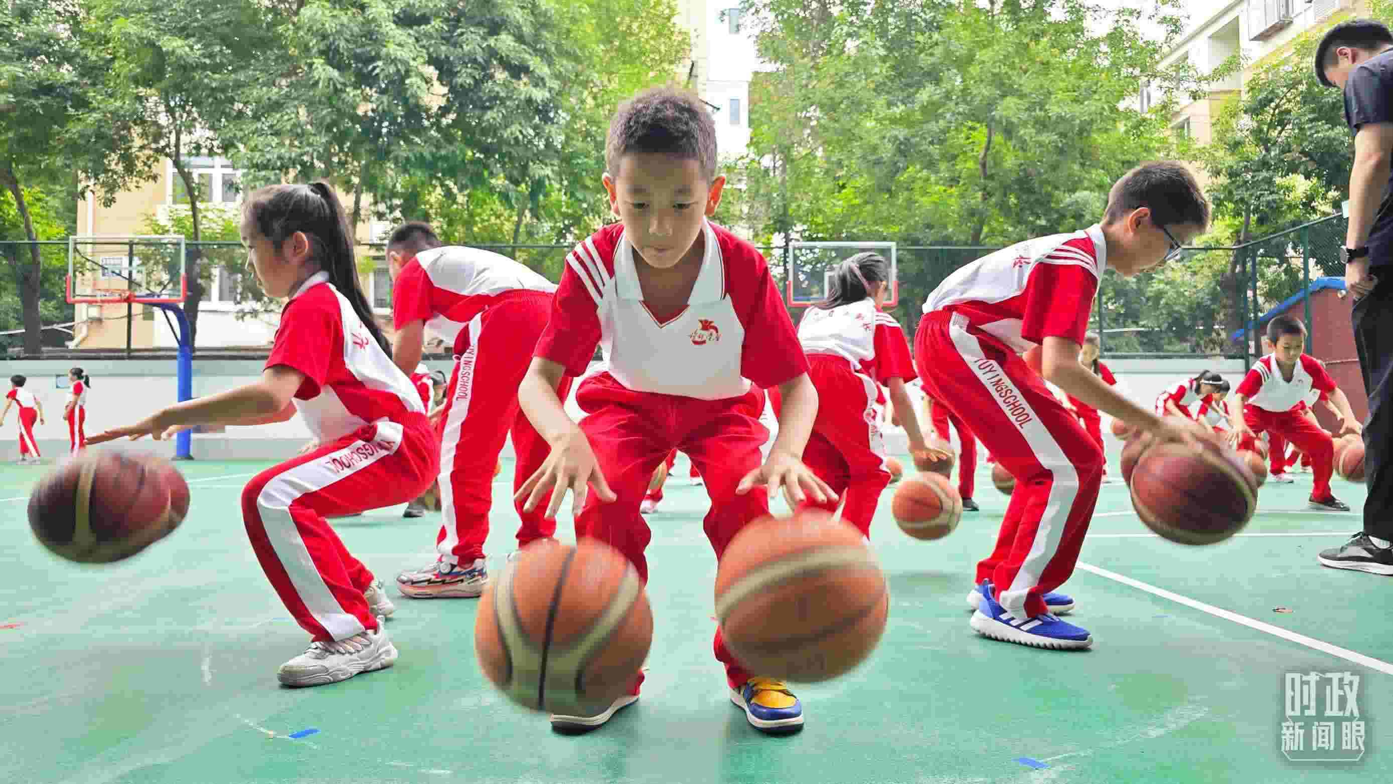 △學(xué)生正在打籃球。（總臺(tái)央視記者彭漢明拍攝）