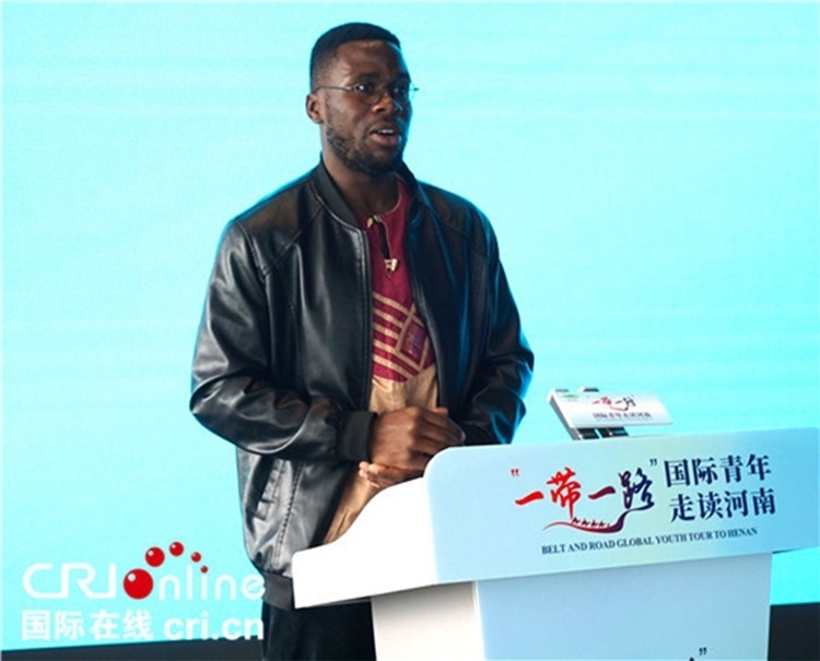 國際青年代表奕曉龍發(fā)言。賈親親 攝