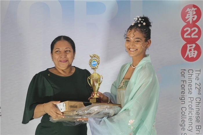 圭亞那大學(xué)校長默罕默德為獲獎選手頒發(fā)一等獎。圭亞那大學(xué)孔子學(xué)院供圖