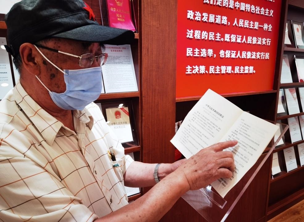 夏云龍給記者展示國(guó)歌法修改的內(nèi)容。人民網(wǎng)記者 唐小麗攝