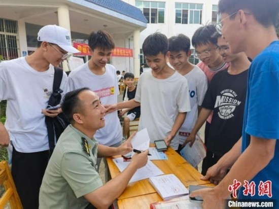 專武干部在講解相關(guān)政策。韋碩 攝