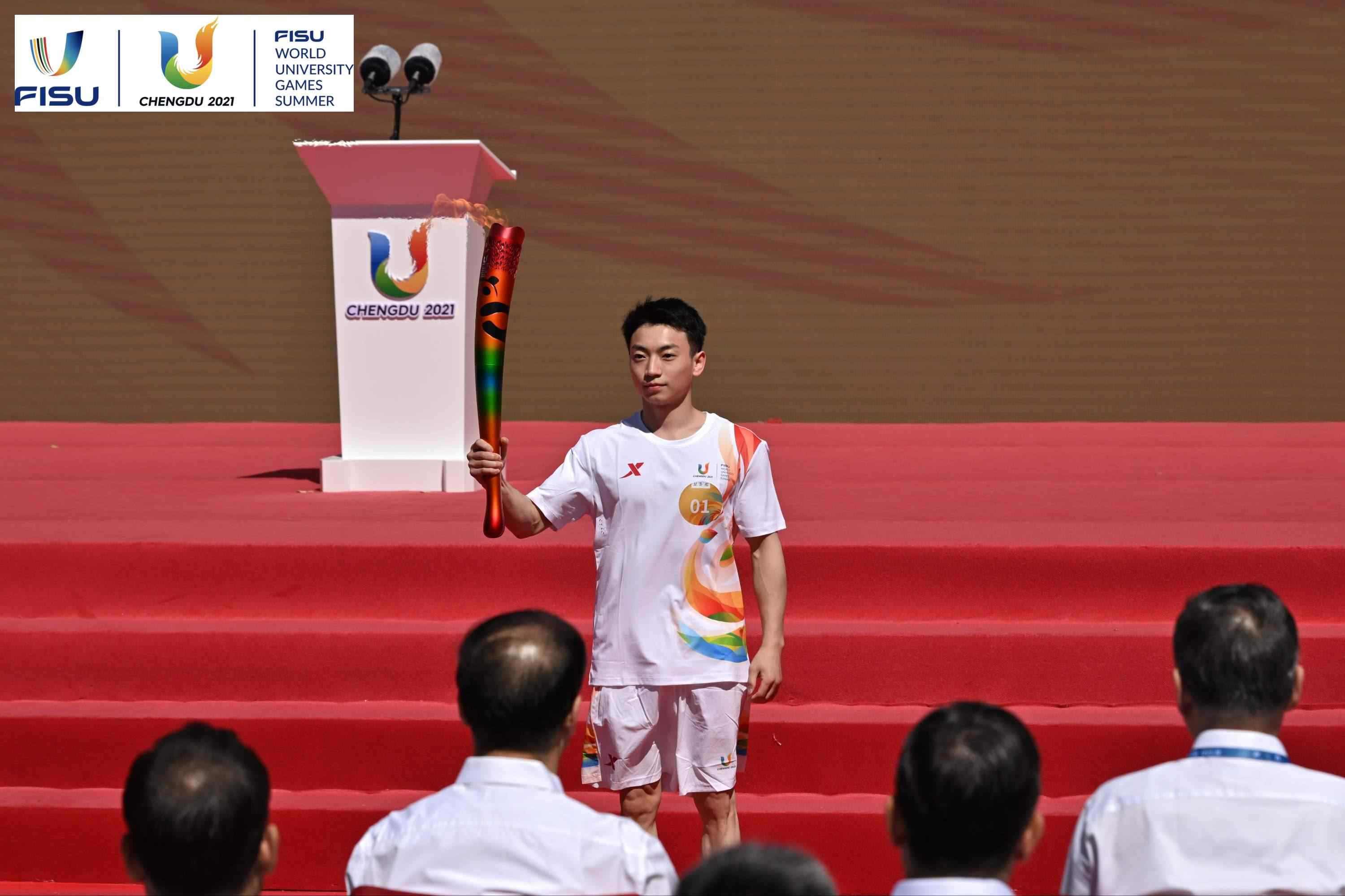 成都大運會火炬手、奧運冠軍鄒敬園高舉火炬。 圖片來源：成都大運會執(zhí)委會供圖