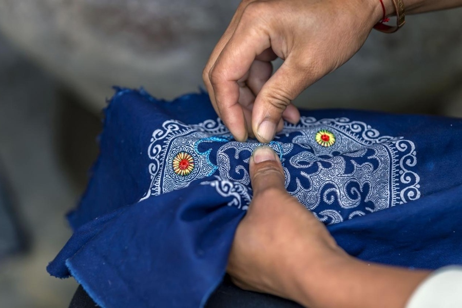 在貴州省黔西市新仁苗族鄉(xiāng)化屋村，村民在制作苗繡。新華社記者 范暉 攝