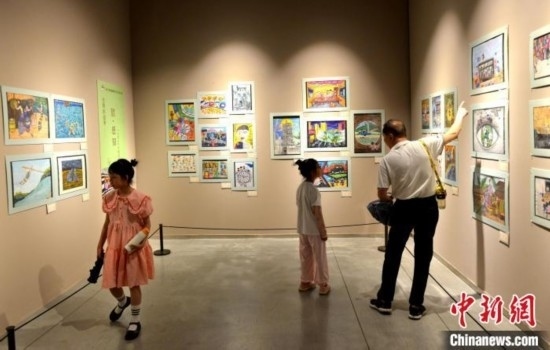 圖為家長帶著孩子參觀展覽。呂明 攝