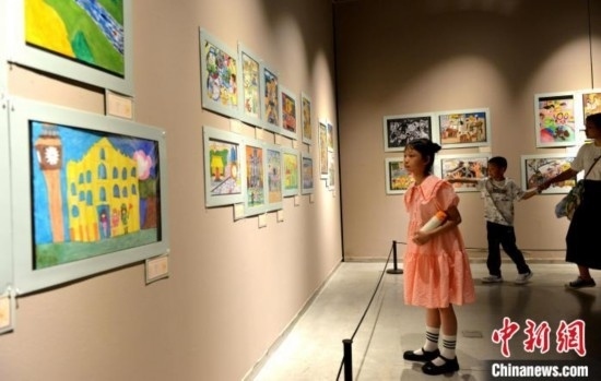 圖為家長帶著孩子參觀展覽。呂明 攝