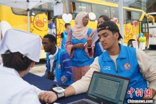 6月13日，在第20個世界獻血者日前夕，20名在贛留學(xué)生組團前往血站獻血。吳迪 攝